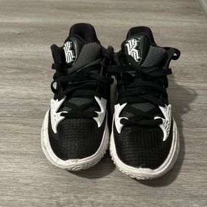 Kyrie 4 lows basketball shoes